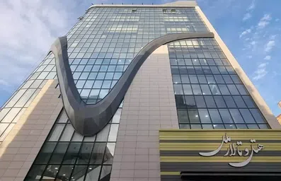 نمای هتل ملل اردبیل از پایین ساختمان