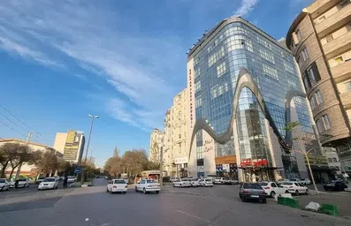 نمای ساختمان بلند هتل ملل اردبیل تماما پوشیده با پنجره های کوچک