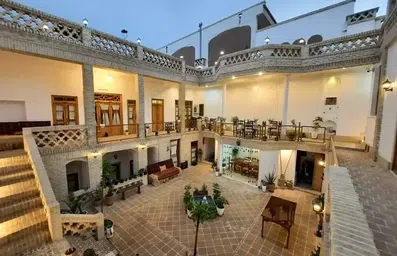 فضای کلی حیاط اندرونی در خانه معمار کاشان با دو طبقه واحد اقامتی