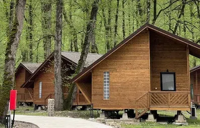 نمایی از کلبه های چوبی دوتخته در مجتمع اقامتی جنگلی میزبان سوادکوه