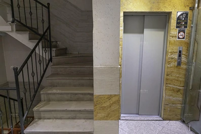 آسانسور و راه پله طبقات