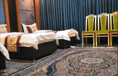 اتاق سه تخته سینگل با فرش ایرانی هتل نعیم الوارث کربلا