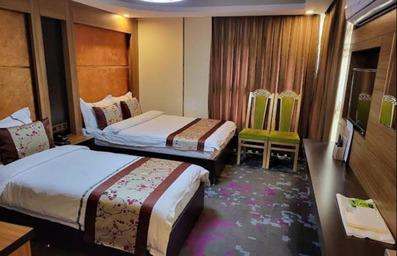 اتاق دو تخته سه نفره با دیوارهای پوشش چوب