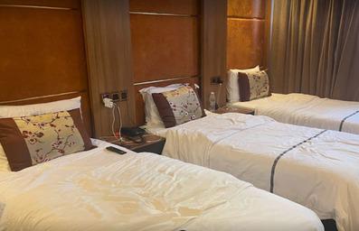 اتاق سه تخته سینگل با دیوار پوشش چوب در هتل نعیم الوارث کربلا