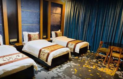 اتاق سه تخته سینگل با پرده و دیوار آبی تیره در هتل نعیم الوارث کربلا