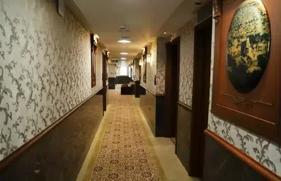 راهروی موکت شده طبقات هتل نیایش مشهد