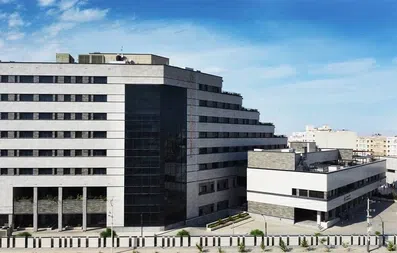 نمای ساختمان 7 طبقه هتل نوین پلاس مشهد از دور