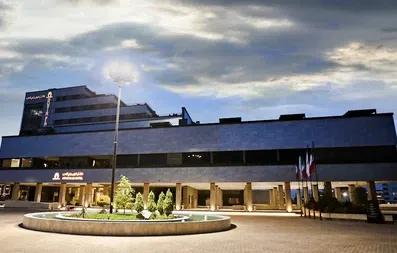 نمای هتل 5 ستاره نوین پلاس مشهد در شب