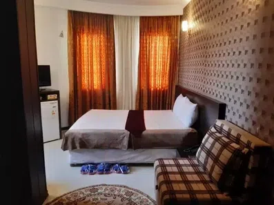 اتاق دو تخته دبل در هتل المپیا مشهد با سرویس خواب، پنجره، پرده، مبلمان، یخچال، قالیچه و ...