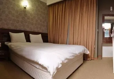 اتاق دو تخته دبل در هتل المپیا مشهد با سرویس خواب، پنجره و پرده