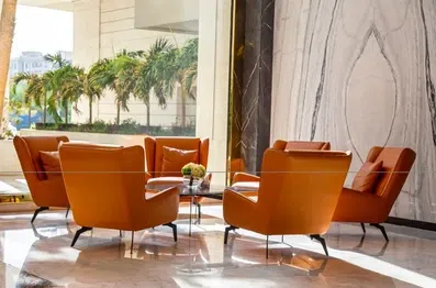 مبلمان نارنجی هتل پالاس کیش در لابی