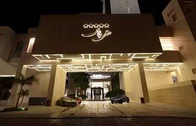 نمای هتل پالاس کیش در شب از دور