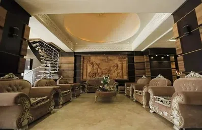 مبلمان سلطنتی روشن در لابی هتل پاپیون عباس آباد