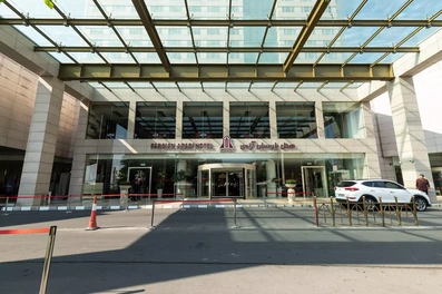 ورودی هتل پارسیان آزادی تهران