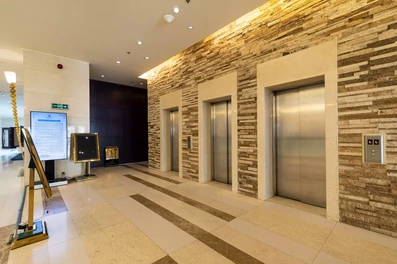 آسانسورهای لابی هتل پارسیان آزادی تهران