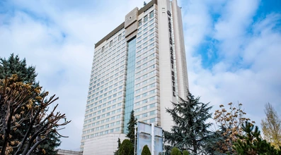 نمای سفید برج بلند هتل پارسیان آزادی تهران