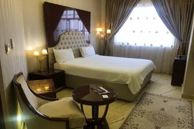 اتاق دو تخته شیک با وسایل چوبی کلاسیک در هتل قصر الدر نجف