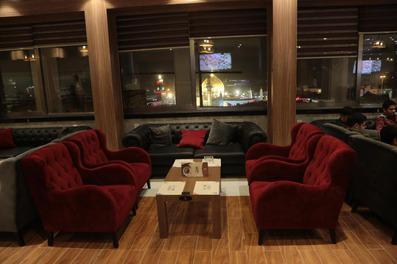 مبلمان و میز در فضای لابی هتل قصر الدر نجف