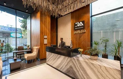 پذیرش هتل رادیس مشهد با پیشخوانی سنگی