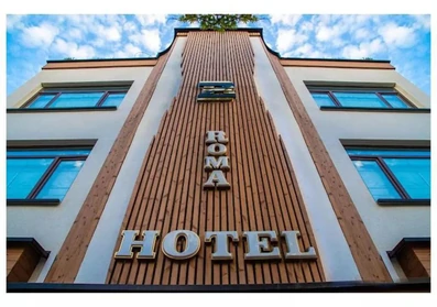 نمای سفید و قهوه‌ای روبرو ساختمان هتل روما تهران