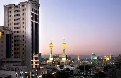 نمای بیرونی هتل رز درویشی مشهد در شب از دور