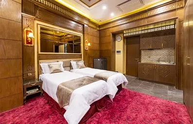 اتاق دو تخته با تخت های جدا و دیوارهای تمام چوب در هتل رز درویشی مشهد