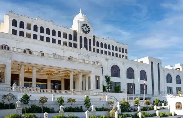 نمای ساختمان جذاب و سفیدرنگ هتل بزرگ رز شیراز