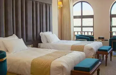 اتاق با دو تخت سینگل در هتل بزرگ رز شیراز