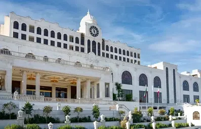 نمای ساختمان جذاب و سفیدرنگ هتل بزرگ رز شیراز