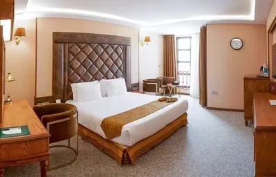 اتاق دو تخته شیک و بزرگ در هتل بزرگ رز شیراز