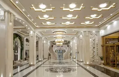 لابی نورانی هتل بزرگ رز شیراز با نمای سنگ سفید