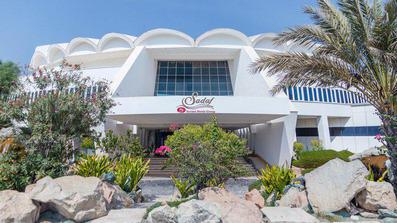 نمای سفیدرنگ هتل سورینت صدف کیش