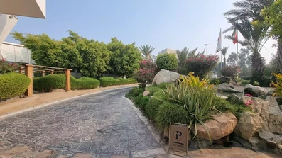 فضای سبز رو به روی هتل صدف کیش