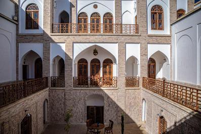 نمای بیرونی عمارت سنگ پلوی کاشان