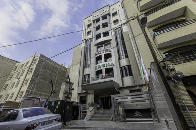 نمای ساختمان 9 طبقه هتل سقا مشهد که در خیابان امام رضا قرار دارد