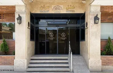 چند پله تا درب ورودی شیشه ای اتوماتیک هتل سران اصفهان