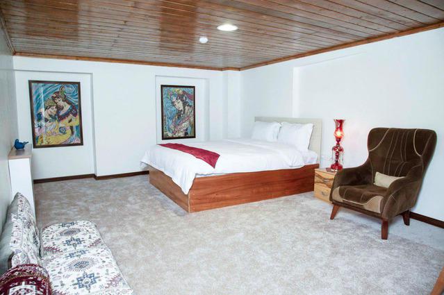 تخت دو نفره با بدنه قهوه ای در اتاق 4 تخته سرای خان گرگان