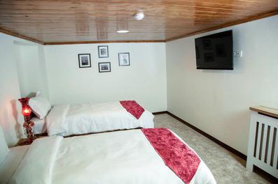 دوتخت یک نفره با بدنه قهوه ای در اتاق 4 تخته سرای خان گرگان