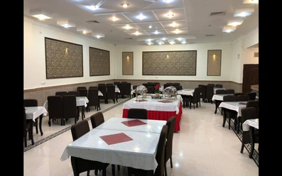 رستوران  برای سرو غذا بسیار دنج و تمیز