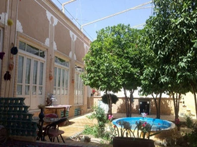 نمای حیاط با درختان بالا