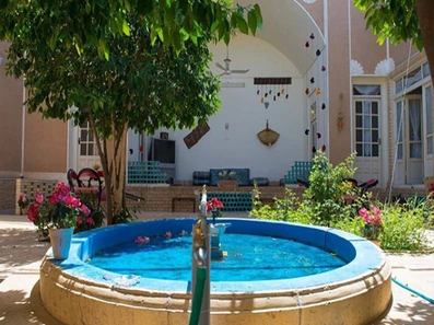 حیاط و حوض آب