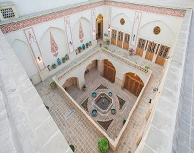 نمای روز از بالا حیاط