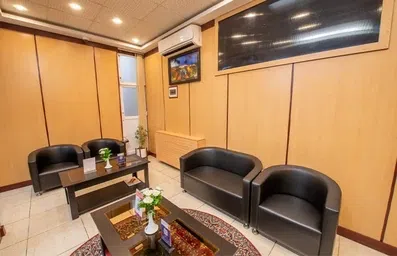 فضای لابی هتل ساسان شیراز با مبلمان چرمی اداری