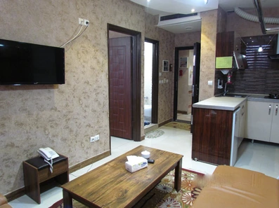 اتاق مبله  با آینه و تلویزیون