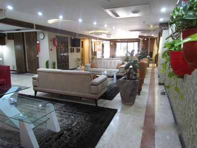 لابی هتل  مبله  و بزرگ