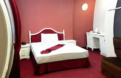 اتاق دو تخته با دکور سفید و قرمز در هتل دو ستاره سلما مشهد