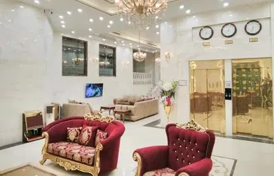 لابی مبله شده و آسانسورهای هتل سلما مشهد