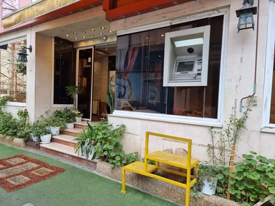 ورودی هتل شبستان رشت با یک خودپرداز در کنار آن