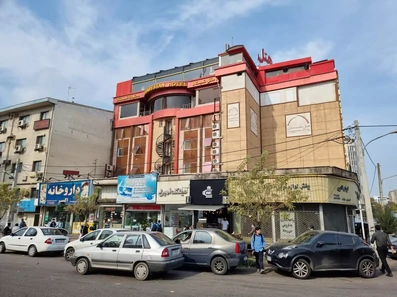 نمای هتل شبستان رشت به رنگ کرم و مرجانی از خیابان