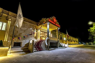 نمای کلی هتل شاهد قم در شب